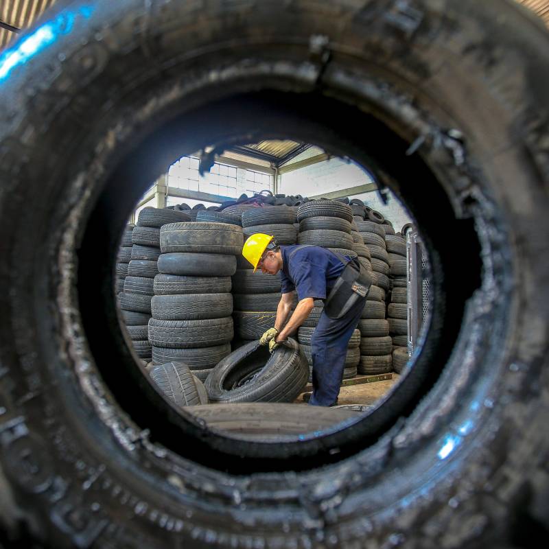 Aparte del aceite reciclado, la gente puede llevar llantas que ya no sirven y otros elementos de reciclaje. FOTO: Juan Antonio Sánchez
