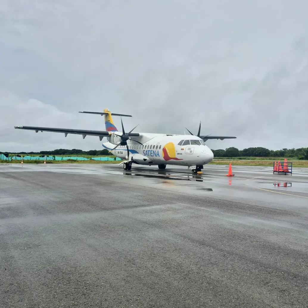La conectividad aérea, especialmente en destinos intermedios, ha sido uno de los ejes estratégicos de Satena, que actualmente cubre más de 40 rutas en todo el territorio nacional, muchas de ellas en zonas donde no operan aerolíneas comerciales privadas. FOTO: Cortesía Satena.