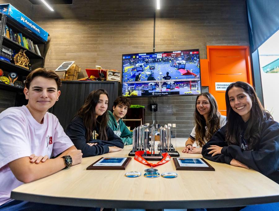 Los Lagartos Azules Relámpago con su premio al Espíritu de Equipo en el mundial de robótica juvenil en Houston. <b><span class="mln_uppercase_mln"> </span></b>FOTO<b><span class="mln_uppercase_mln"> cortesía</span></b>