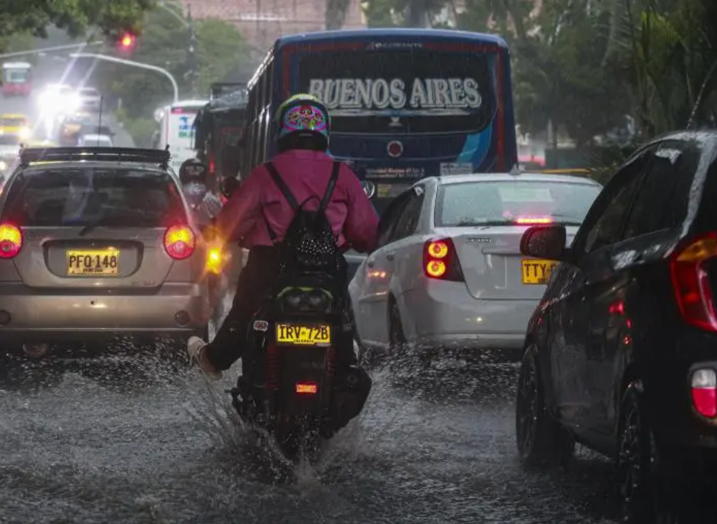 Imagen de referencia de aguacero en Medellín. FOTO Manuel Saldarriaga. 