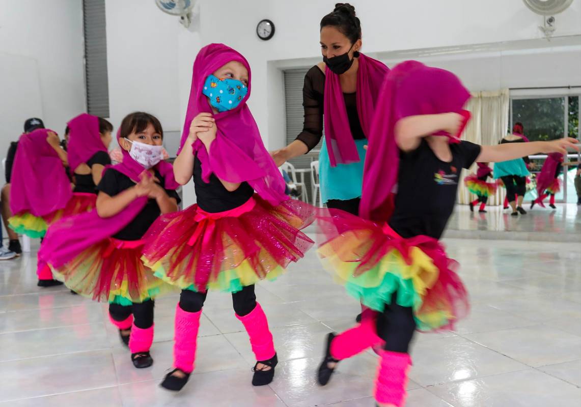 Por ser una actividad generalmente grupal, las bailarinas comparten su pasión y alegría con otras, generando lazos sociales. Foto: Manuel Saldarriaga Quintero.