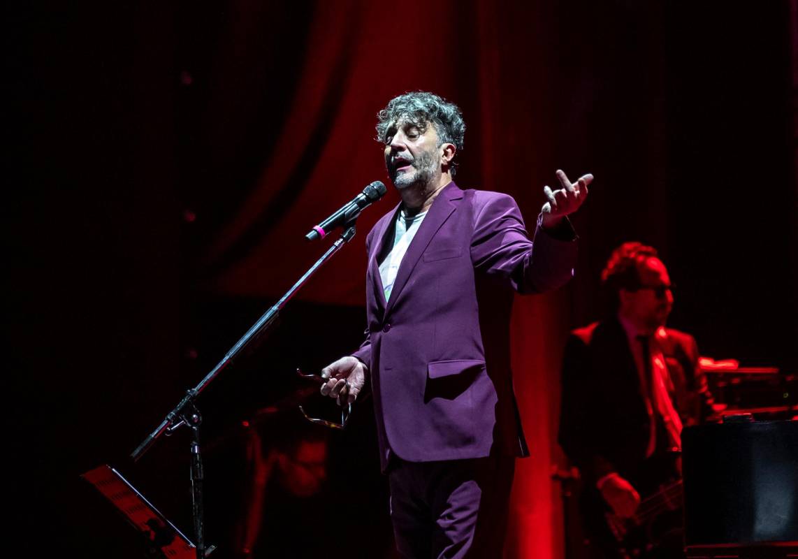 La noche terminó con Mariposa tecknicolor y una versión a cappella de Y dale alegría a mi corazón en la que el público cantó y Fito dirigió la orquesta. FOTO: JUAN ANTONIO SÁNCHEZ OCAMPO