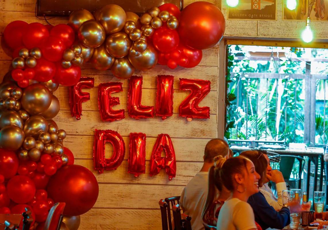 El comercio, fue el más beneficiado. Las primeras opciones de regalo fueron vestuario, calzado, flores, reposterías, electrodomésticos. Foto: Manuel Saldarriaga 
