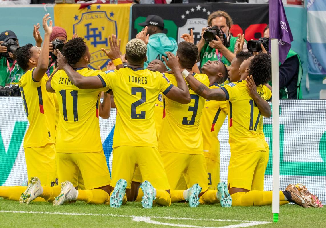 La selección de Ecuador celebra el primer tanto del equipo en el Mundial de Qatar, marcado por Enner Valencia, de penal. Foto: JUAN ANTONIO SÁNCHEZ.