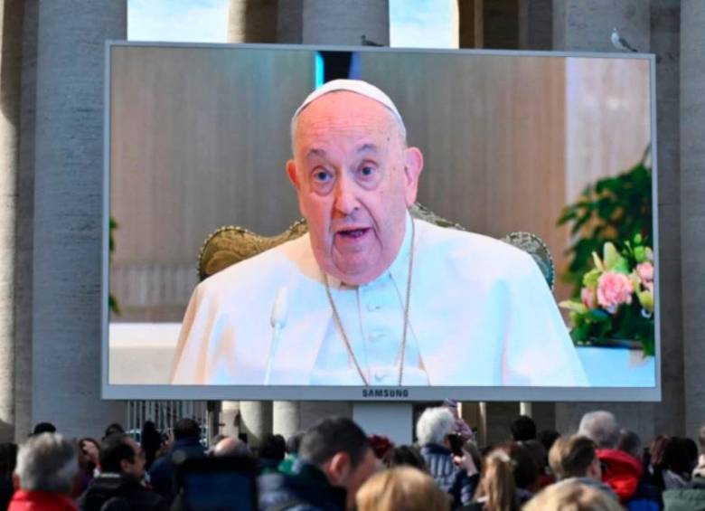 El papa Francisco pronunció la oración desde la capilla que tiene instalada en su residencia de Santa Marta en el Vaticano. FOTO AFP