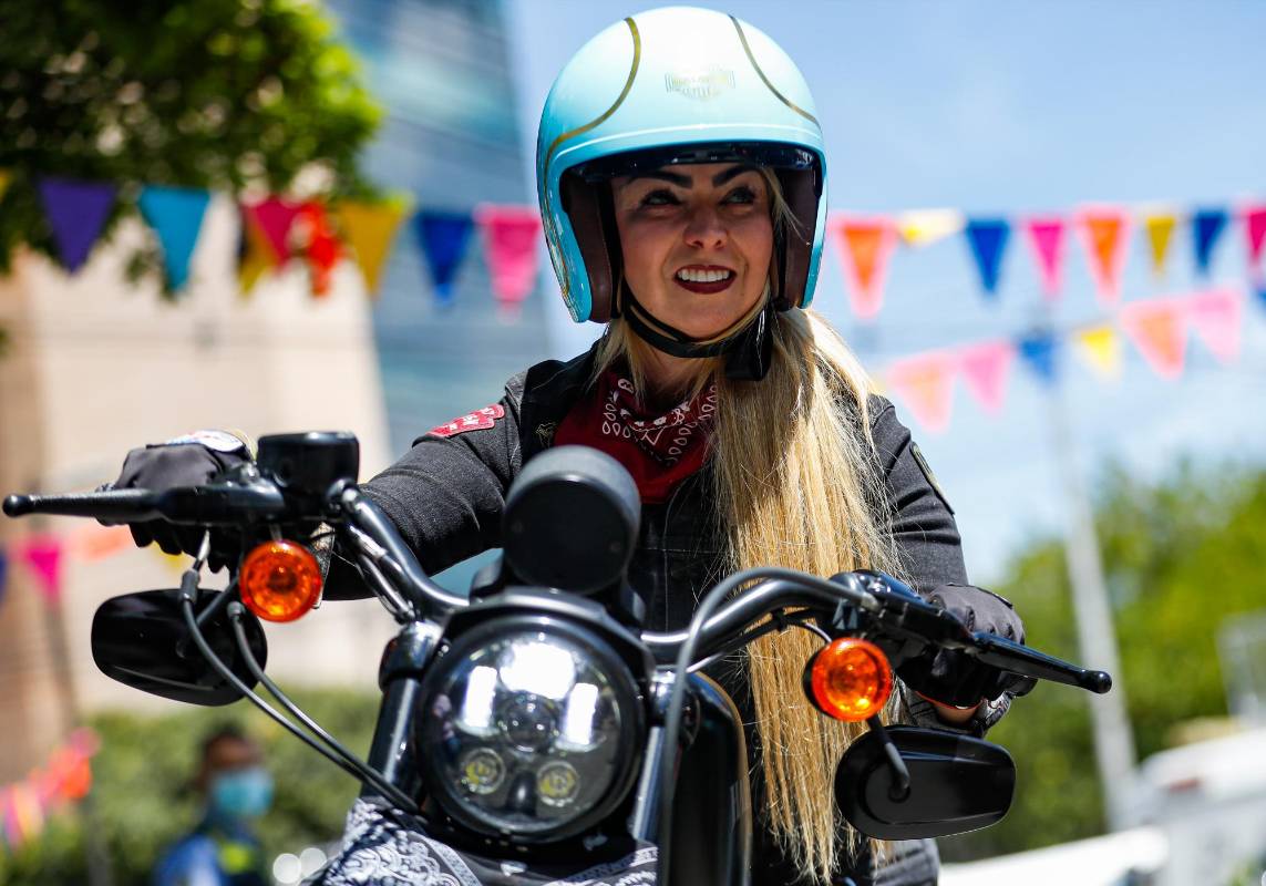 Susana Ferrer disfrutó del desfile su moto Harley Davidson. Foto: Manuel Saldarriaga Quintero.