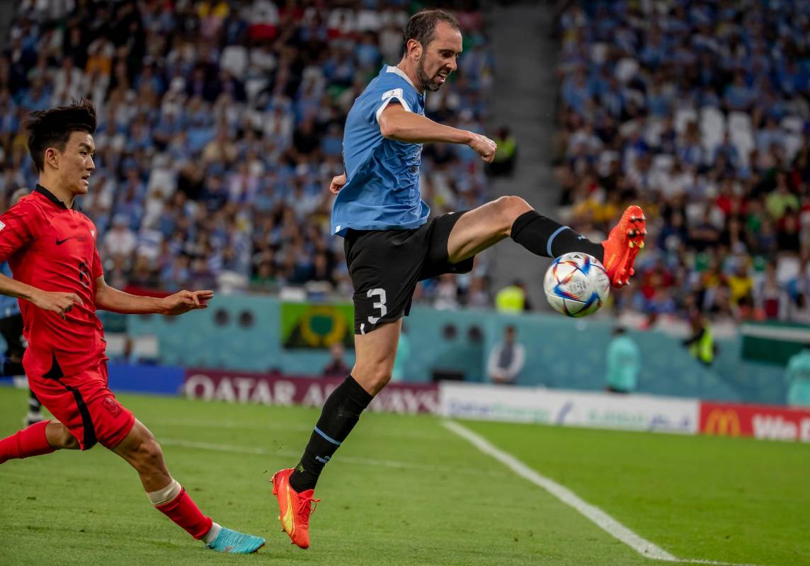 Diego Godín tuvo la opción más clara de gol de Uruguay hasta ahora en el partido ante Corea del Sur. Su cabezazo pegó en el palo. FOTO JUAN ANTONIO SÁNCHEZ.