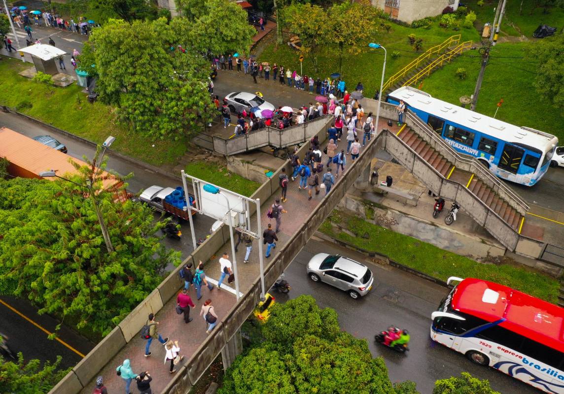 Vista área de los usuarios en la estación tricentenario tomando el bus. Foto: MANUEL SALDARRIAGA QUINTERO.