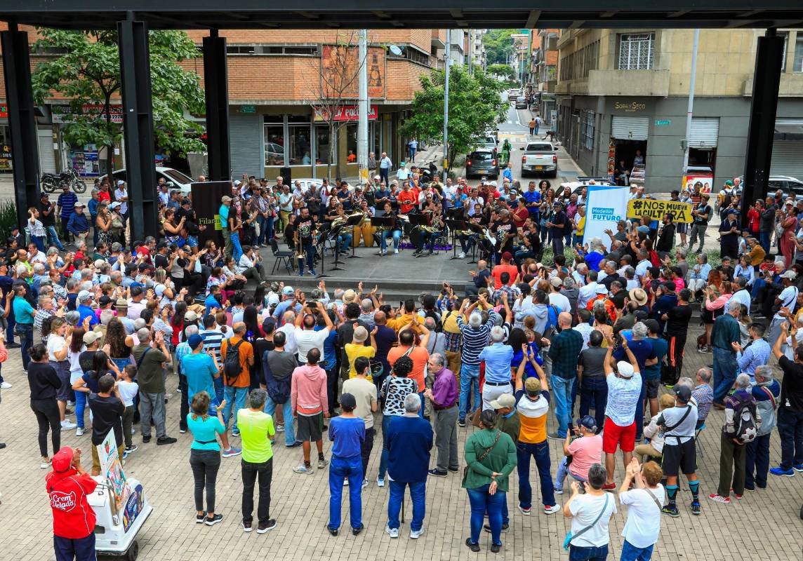 Los músicos comenzaron a las once en punto, a la hora pactada, un recital que se extendió durante una hora exacta. Foto: MANUEL SALDARRIAGA QUINTERO.