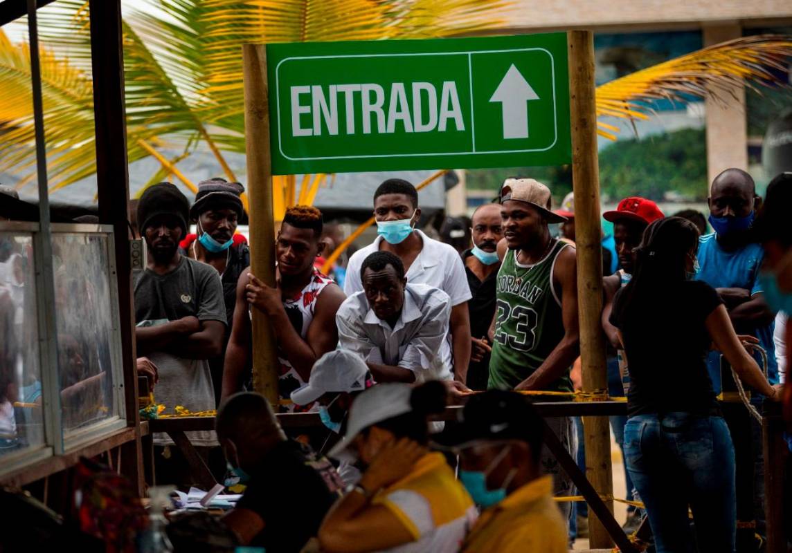 Largas filas se hacen afuera de la empresa de transporte marítimo de Necoclí, los cupos ya están vendidos hasta el 10 de agosto. Foto: Camilo Suárez