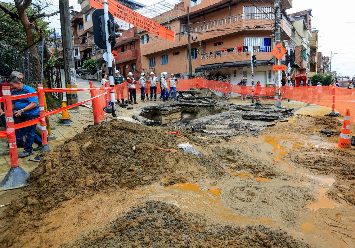 Los vecinos del sector tuvieron que sacar el agua de las viviendas y negocios con escobas. FOTO: Jaime Pérez