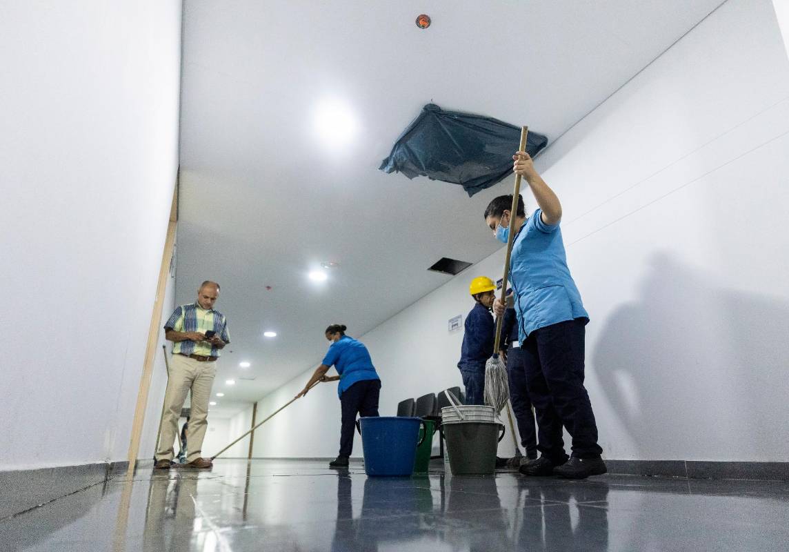 El Tribunal Administrativo de Antioquia, lleva soportando incomodidades desde hace cuatro años, cuando se mudó a este complejo que se construye como parte del Plan Parcial Naranjal. FOTO CAMILO SUÁREZ