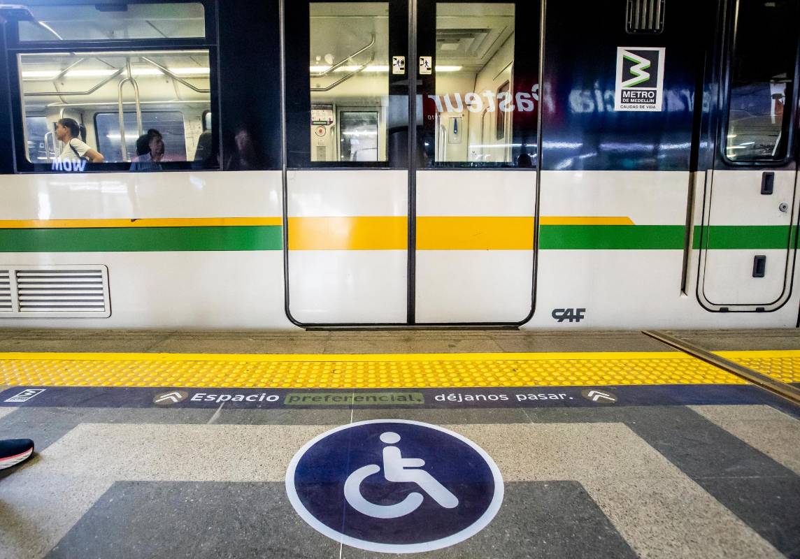 Con esta prueba se busca generar conciencia en todas las personas que usan la red Metro sobre la importancia de respetar los espacios preferenciales demarcados para las personas con discapacidad física usuarias de silla de ruedas. Foto: Jaime Pérez