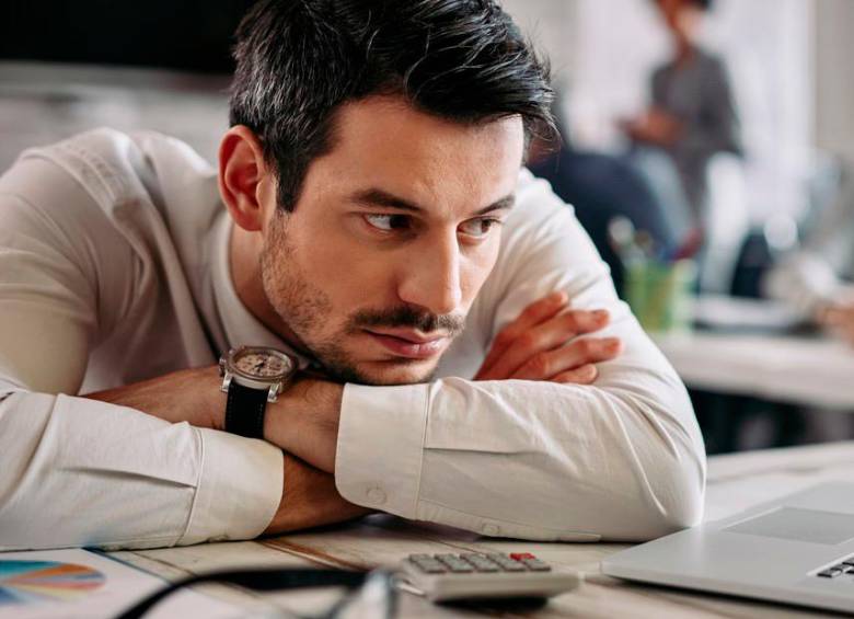 Empleado mostrando poca disposición en su turno laboral, uno de los elementos que más se nota cuando alguien está aplicando la renuncia silenciosa. FOTO: SHUTTERSTOCK