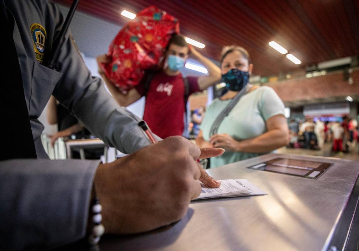Desde las 4 a.m. de este miércoles 13 de abril se reporta afluencia de pasajeros en la Terminal de Transportes del Norte de Medellín. Foto: Camilo Suárez