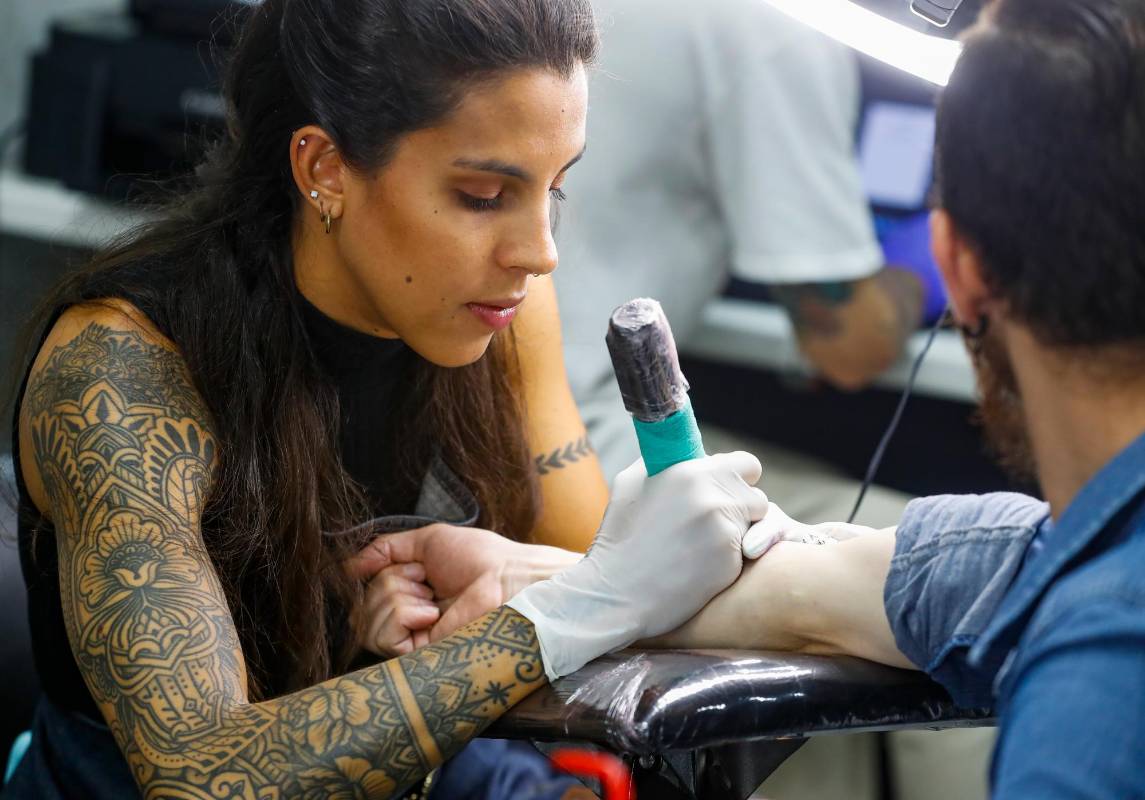 Alas mujeres tatuadoras no les tiembla el pulso y plasman su arte con profesionalismo. Foto: MANUEL SALDARRIAGA QUINTERO.