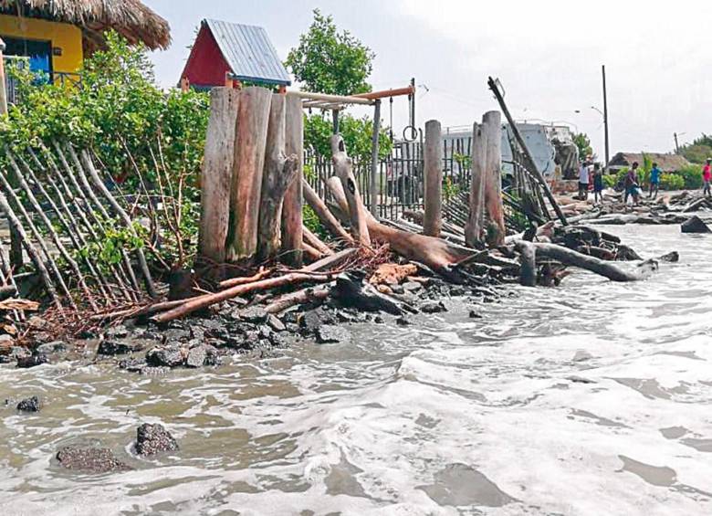 En el corregimiento de Bahía Rada, en Moñitos (Córdoba), la erosión costera obligó a 20 familias a desalojar la zona. FOTO cortesía de la comunidad.