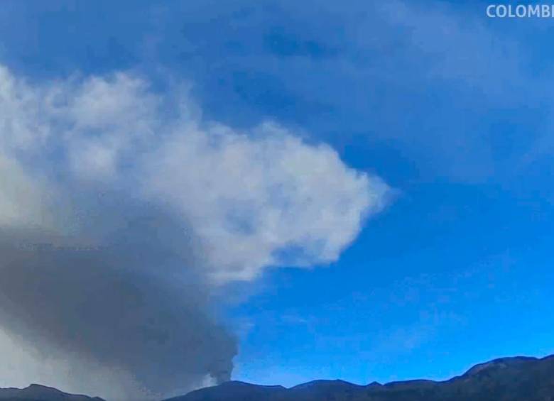 El volcán Puracé mantiene la alerta Naranja debido a cambios importantes en su actividad, siete emisiones de ceniza y niveles elevados de gases. FOTO tomada de X