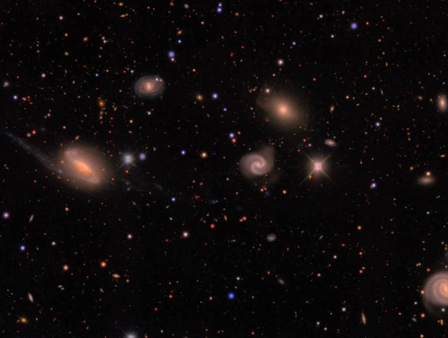Imagen de DECam de un campo en la constelación austral de Lepus que muestra estrellas de la Vía Láctea (pequeños puntos de colores) y un grupo de galaxias (los objetos difusos de mayor tamaño) situado a unos 300 millones de años luz. FOTO Agencia SINC - Erin Sheldon