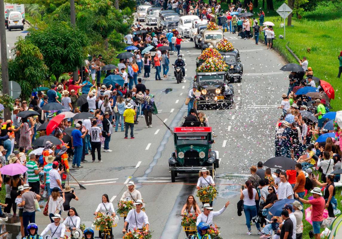 Los 285 los automóviles clásicos y antiguos desfilaron por las calles de Envigado y Medellín. Foto Camilo Suárez