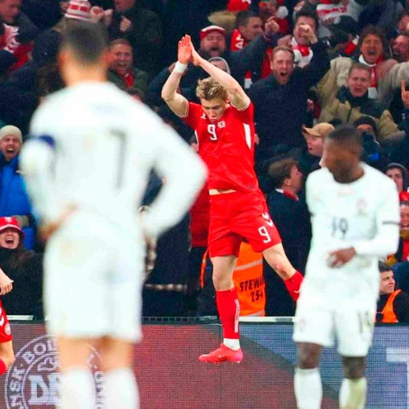 El delantero Rasmus Højlund celebra al estilo de su ídolo, Cristiano Ronaldo, el tanto con el que Dinamarca venció a Portugal. FOTO TOMADA @Crackbol10