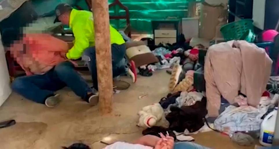 Así fue el rescate de una de las víctimas, que permanecía amarrada en un rancho de tabla ubicado en un barrio de invasión, en las afueras de Cúcuta. A la fecha han capturado a 14 miembros de la banda. FOTO cortesía