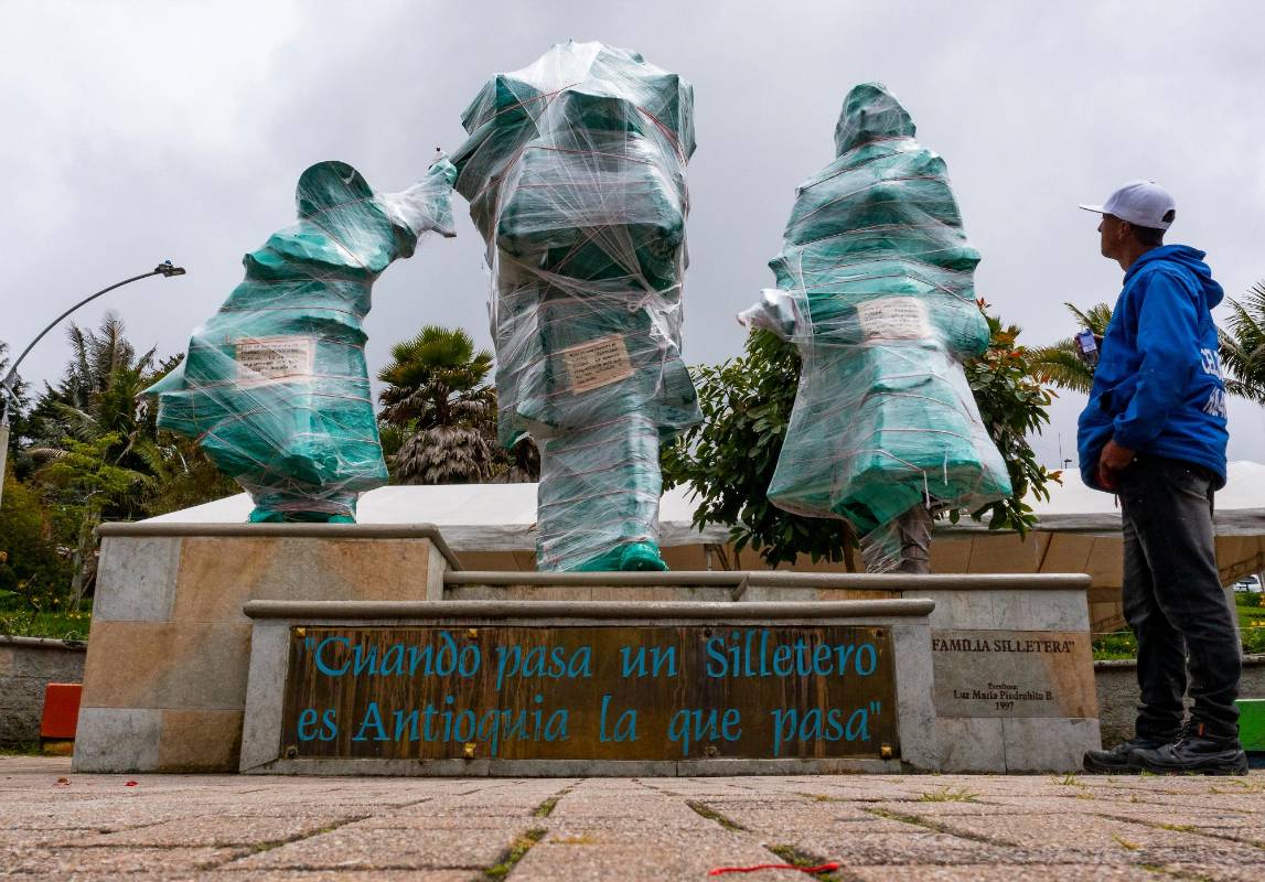 La comunidad de Santa Elena decidió cubrir con lonas y plásticos la escultura de bronce de La Familia Silletera en un intento por protegerla del constante daño y desmantelamiento. Foto: Manuel Saldarriaga Quintero.