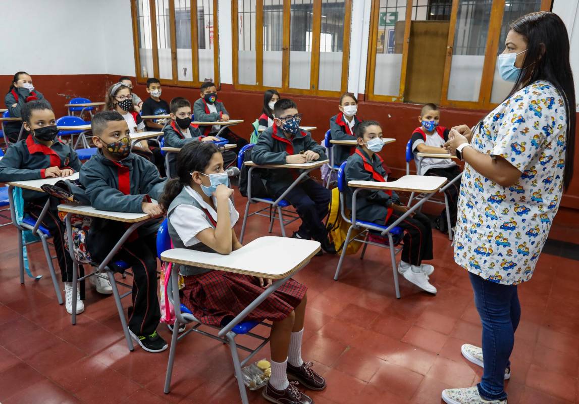 Entre los retos de este año se cuenta bajar las tasas de repitencia. En 2020, con la llegada de la pandemia, este se disparó en cuatro puntos en el Valle de Aburrá, pasando de 2,9% en 2019 a 7,1%, según Medellín Cómo Vamos. FOTO MANUEL SALDARRIAGA