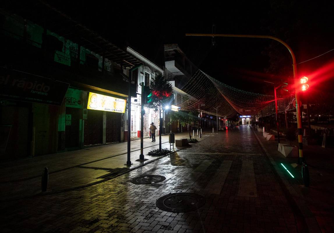 Recorrido nocturno por el toque de queda en el municipio de La Ceja. Foto: Camilo Suárez