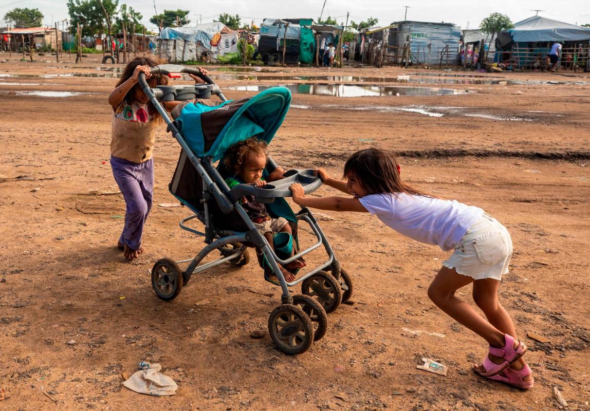 En promedio, cada familia tiene entre 3 y 4 niños. Ellos conforman gran parte de la población en La Pista. FOTO: Camilo Suárez.