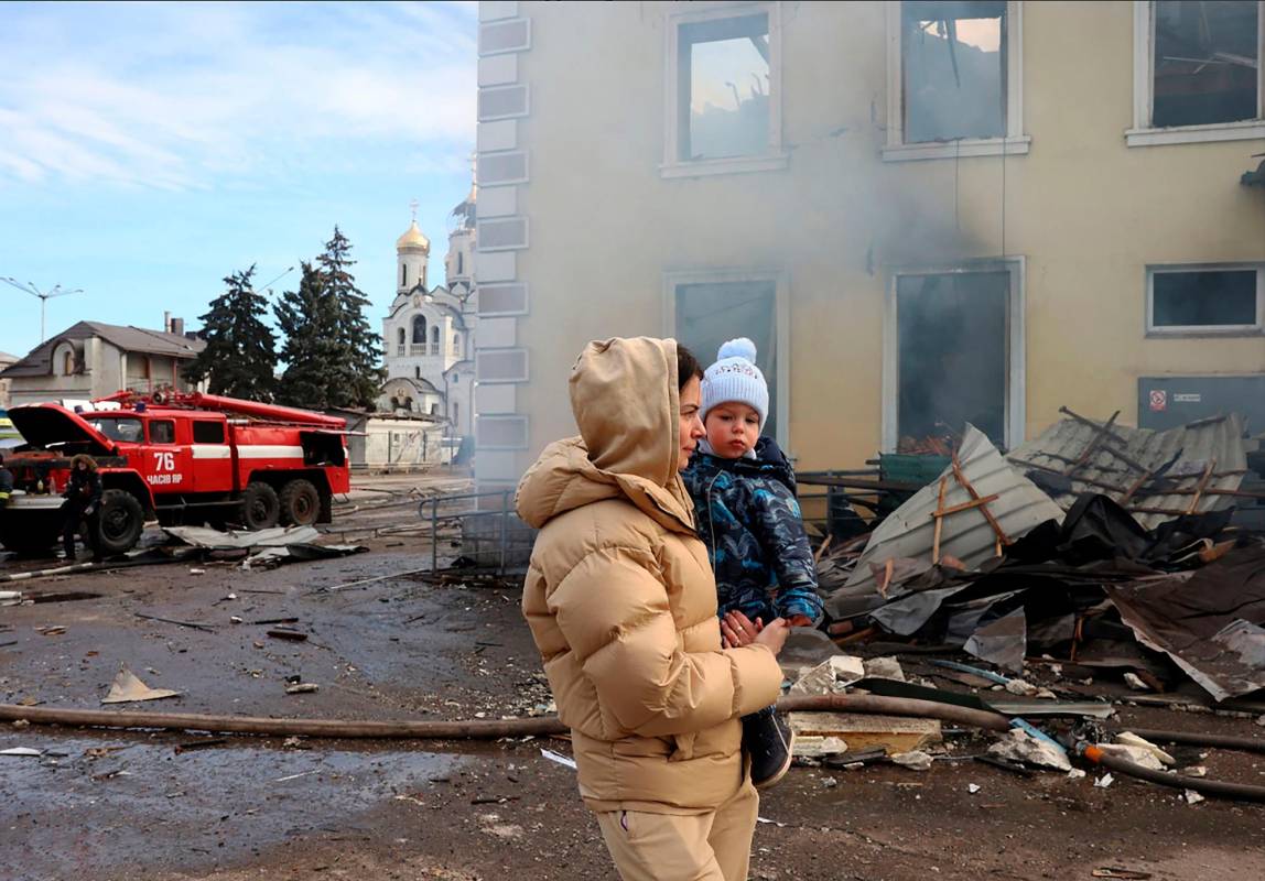 Una residente local y su hijo pasan junto a la estación de tren destruida por un ataque con misiles rusos en Kostyantynivka, región de Donetsk. La devastación causada por estos ataques es evidente en la vida diaria de los residentes, recordándoles constantemente los horrores de la guerra. Foto: GETTY