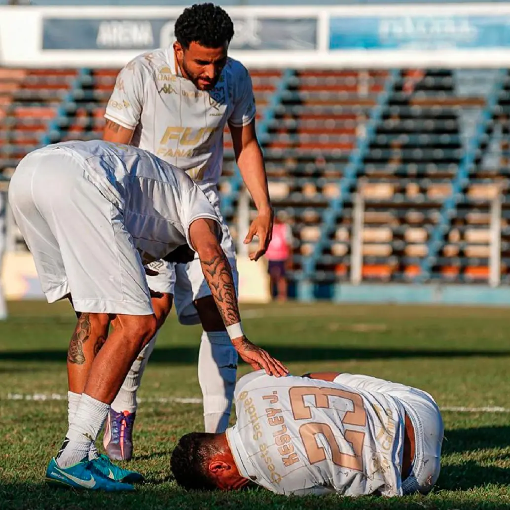 Kelsey Silva con dolor tras lesionarse mientras celebra como Cristiano Ronaldo. FOTO X-TNT SPORTS-DANILO DE PAULA-GAZETA PRESS