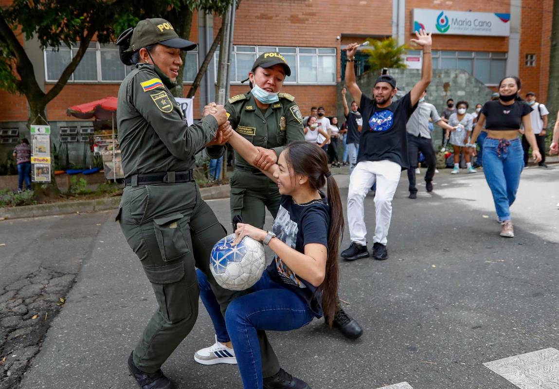 El subteniente Sebastián Romero de la Policía Nacional dijo con estos actos se logró demostrar el respeto y la empatía con la comunidad estudiantil. Foto: Manuel Saldarriaga Quintero.