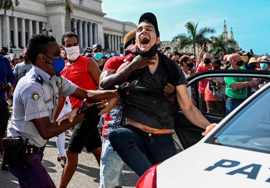 La CIDH denunció que recibió reportes sobre uso de la fuerza, detenciones, agresiones a manifestantes y periodistas y cortes en la señal; por lo que llamó al régimen cubano a cumplir con sus obligaciones en términos de Derechos Humanos. Foto AFP