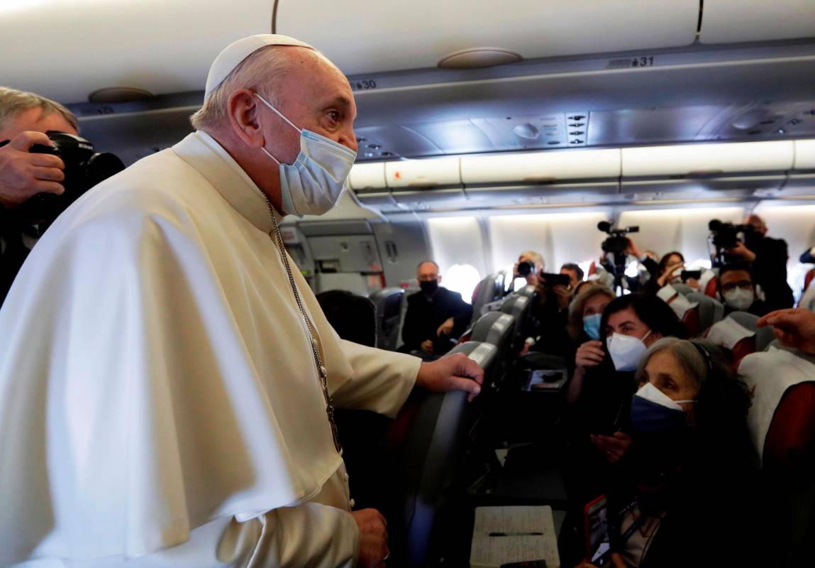 En el vuelo viajaron con el Papa 75 periodistas, entre ellos fotógrafos y operadores de cámara. Foto: Efe