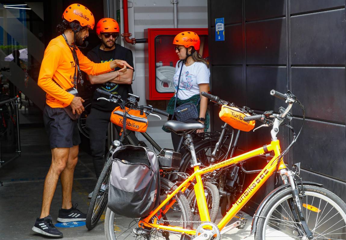 Está novedosa experiencia en Medellín la está ofreciendo la empresa Turibike. Foto Manuel Saldarriaga