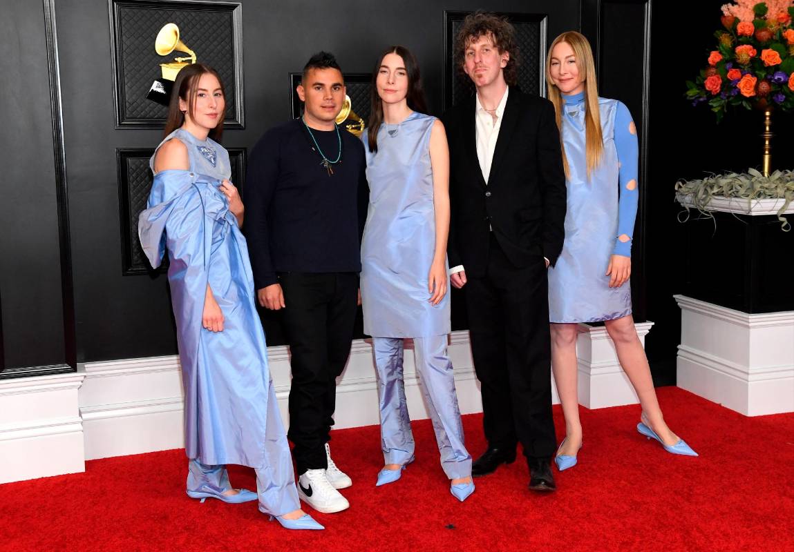 Alana Haim, Rostam Batmanglij, Danielle Haim, Ariel Rechtshaid y Este Haim. Las hermanas Haim recibieron una nominación a Álbum del Año por su disco Women In Music Pt. III. Foto: EFE/EPA/KEVIN MAZUR