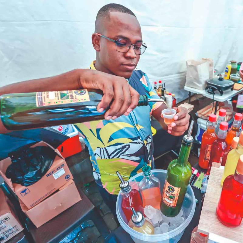 Una de las actividades centrales de la A media caña es la feria de sabores, donde diferentes marcas y emprendimientos de bebidas ancestrales están ofreciendo sus productos. FOTO: Manuel Saldarriaga