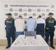 Los capturados junto al botín recuperado. FOTO: Cortesía