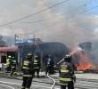 Bomberos de Armenia intentando apagar un incendio. FOTO: CORTESÍA REDES SOCIALES.