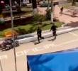Un video aficionado captó a los sospechosos huyendo a pie por el parque principal de Morales, Cauca. IMAGEN TOMADA DE VIDEO.
