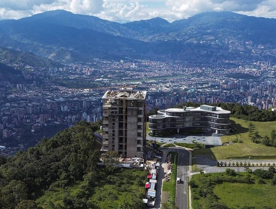 La construcción de varios proyectos inmobiliarios en el Alto de las Palmas generó este año un fuerte debate en Envigado. En la imagen, aspecto del proyecto Cuantum. FOTO: Manuel Saldarriaga Quintero