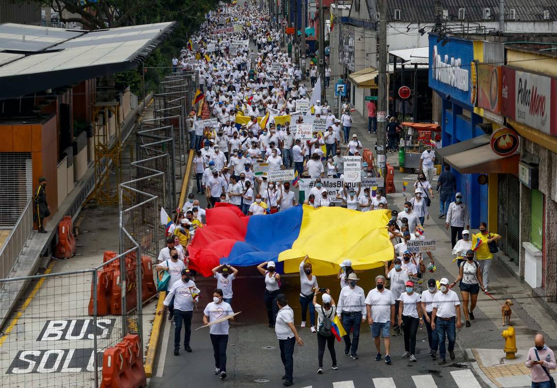 La marcha de acuerdo con los organizadores no incluía concentraciones para realizar discursos, solo fue “una caminata en familia y en paz”. Foto: Manuel Saldarriaga Quintero.
