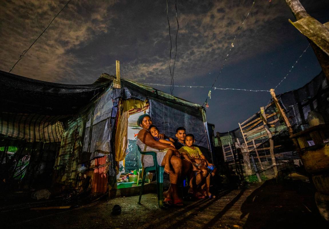 Las familias viven en ranchos improvisados hechos de cartón, plástico y tela. FOTO: Camilo Suárez.