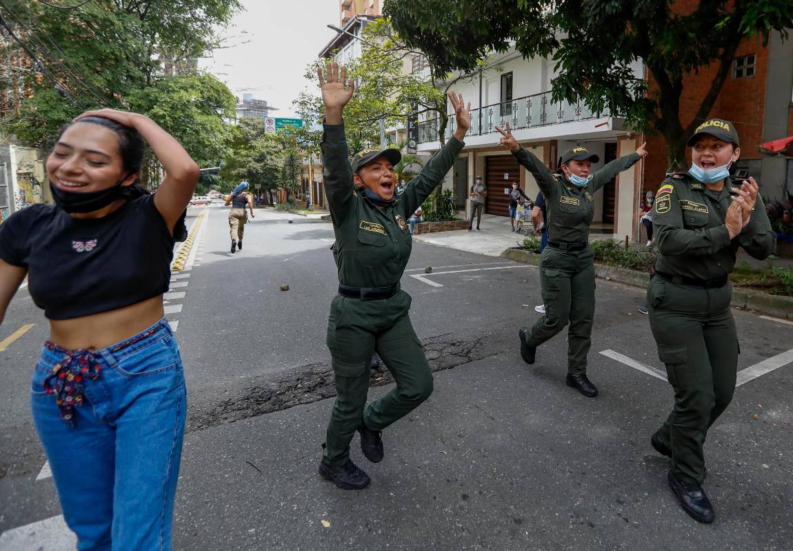 La alegría se reflejaba en las oficiales de la Policía cada que marcaba un gol. Foto Manuel Saldarriaga Quintero.