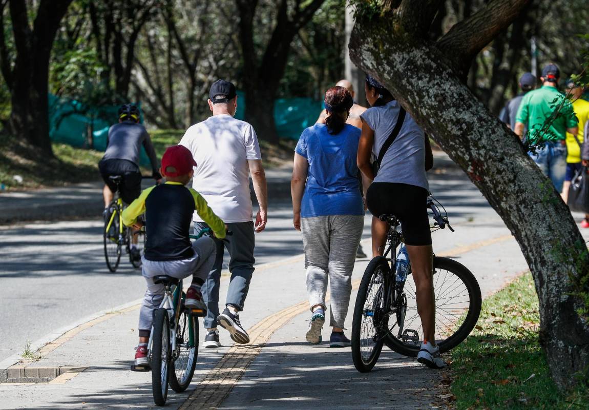 Las personas salieron las calles a realizar actividades deportivas y comerciales luego del fin del toque de queda decretado para de fin de año y inicio del presente. Foto: Manuel Saldarriaga Quintero.