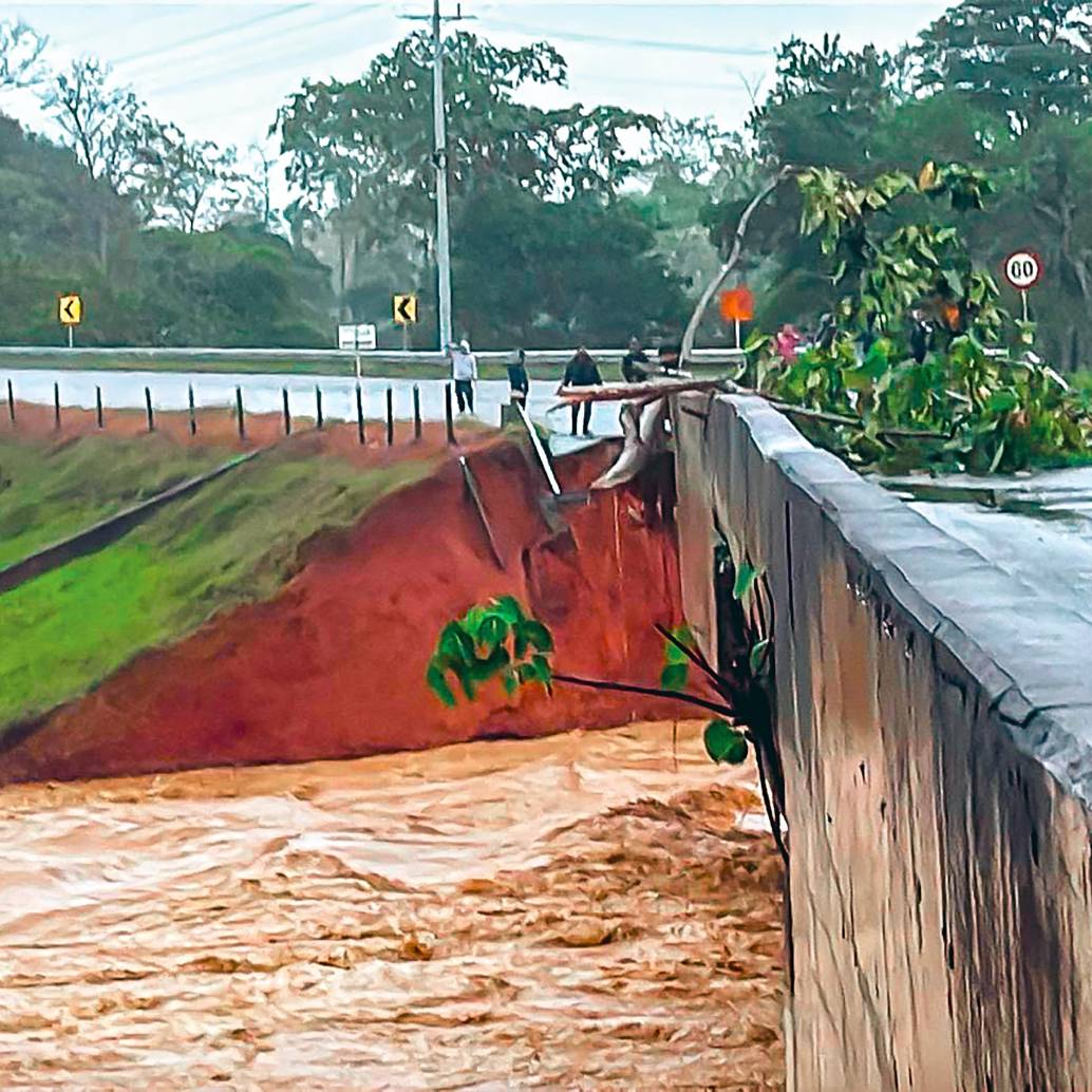 Ríos completamente desbordados y vías urbanas y rurales incomunicadas conforman el panorama actual del Urabá antioqueño, debido a las fuertes lluvias.<b><span class="mln_uppercase_mln"> </span></b>FOTOS<b><span class="mln_uppercase_mln"> CORTESÍA</span></b>