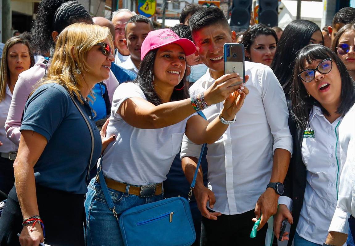 Todos querían tener una foto con “Nairoman”. Foto: Manuel Saldarriaga Quintero.