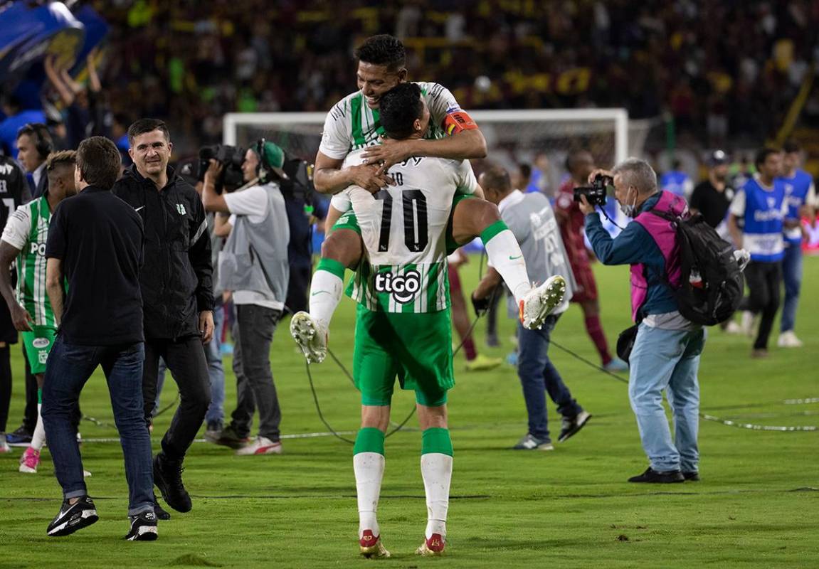 Los jugadores de conjunto verde celebraron a rabiar la obtención del campeonato. FOTO: JUAN ANTONIO SÁNCHEZ OCAMPO