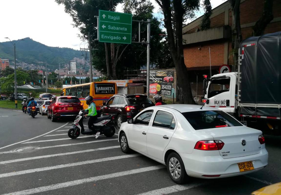  Aglomeración de vehículos en las vías del sur del Valle de Aburrá al límite de las 5:00 de la tarde. FOTO: MANUEL SALDARRIAGA QUINTERO